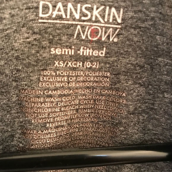 Semi-fitted active wear pullover. - Picture 3 of 4